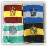 Hogwarts Schal in den Hausfarben mit Wappen von Gryffindor, Slytherin, Ravenclaw, Hufflepuff