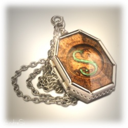 Salazar Slytherins Horkrux medallion - hard silver plated with transparent amber imitation - HP Fashion