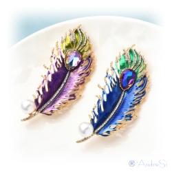 blaue Kristall-Feder mit Perle als stylischer & edler Anstecker Pfauenfeder